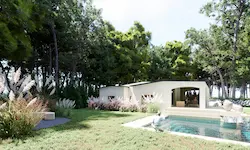 Piscina pequeña rodeada de césped y plantas perennes en jardín de villa moderna en clima frío en Polonia