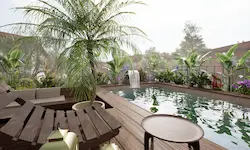 Piscina urbana con cascada integrada y estética natural