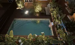 Piscina urbana con cascada integrada y estética natural