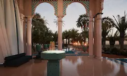 Arcos árabes con columnas rosadas y fuente de mármol verde en jardín paisajístico de inspiración islámica en Marrakech