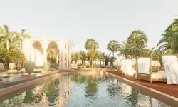 Piscina decorada con jarrones turquesa y camas con dosel en jardín de lujo inspirado en diseño árabe en Marrakech