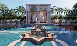 Fuente estrellada con canal de agua y pabellón ornamentado en jardín árabe de lujo en Marrakech, rodeado de vegetación tropical