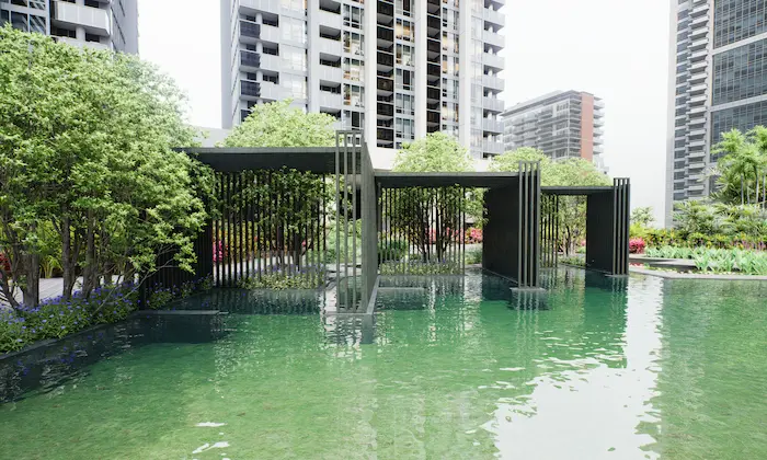 Jacuzzi exterior rodeado de vegetación exuberante en spa urbano de Kuala Lumpur