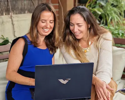 Render de jardín mediterráneo con diseño paisajístico sostenible