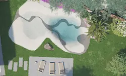 Piscina de diseño orgánico rodeada de césped y plantas mediterráneas en Catalunya