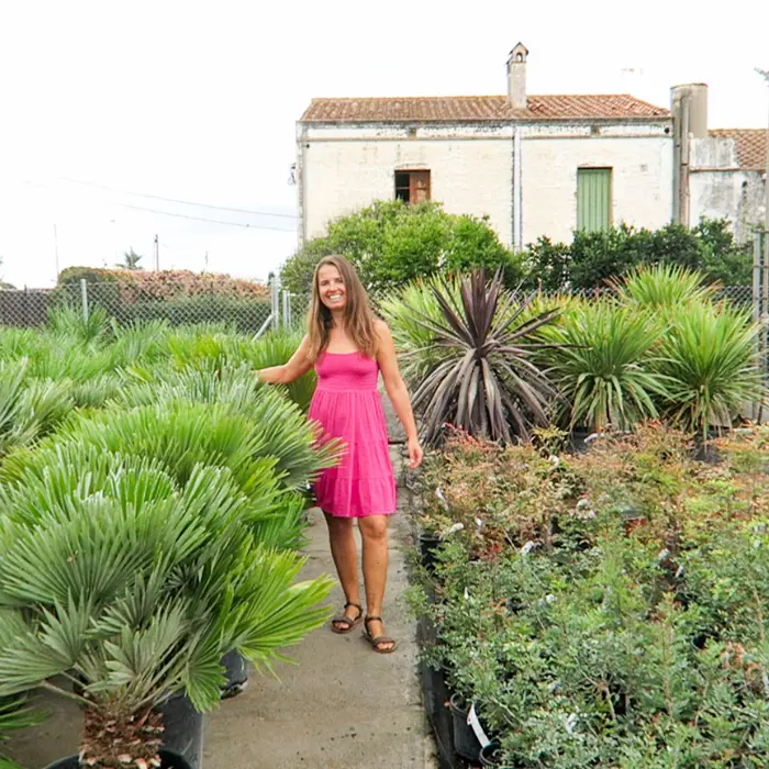 Urban Garden Artist zwischen mediterranen Gartenpflanzen Kasia Porebska von Urban Garden Artist zwischen mediterranen Gartenpflanzen